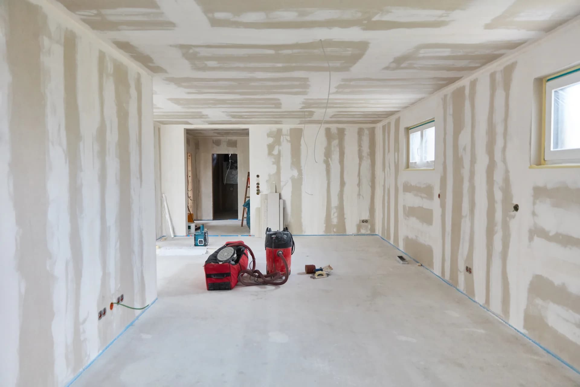 Brandschutzwände im Trockenbau im Rohbau eines Schweizer Bauprojekts – Montage feuerwiderstandsfähiger Wand- und Deckenkonstruktionen
